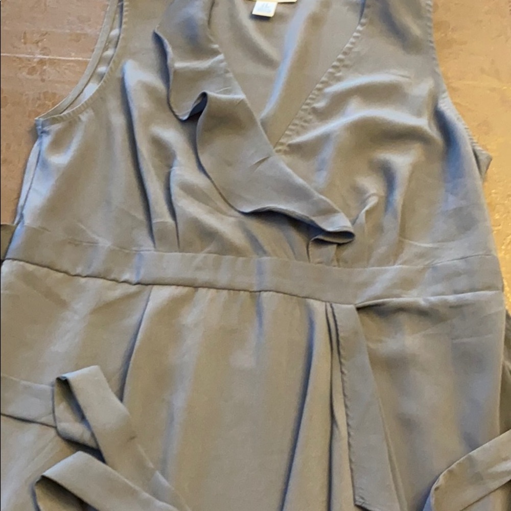 Motherhood Dress size Small, Grey ties in back.